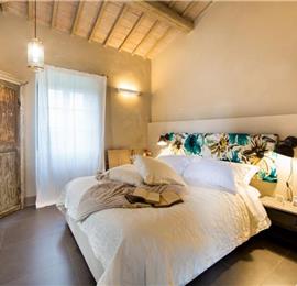 5 Bedroom Villa with Pool and Beautiful Lake Trasimeno Views, sleeps 10